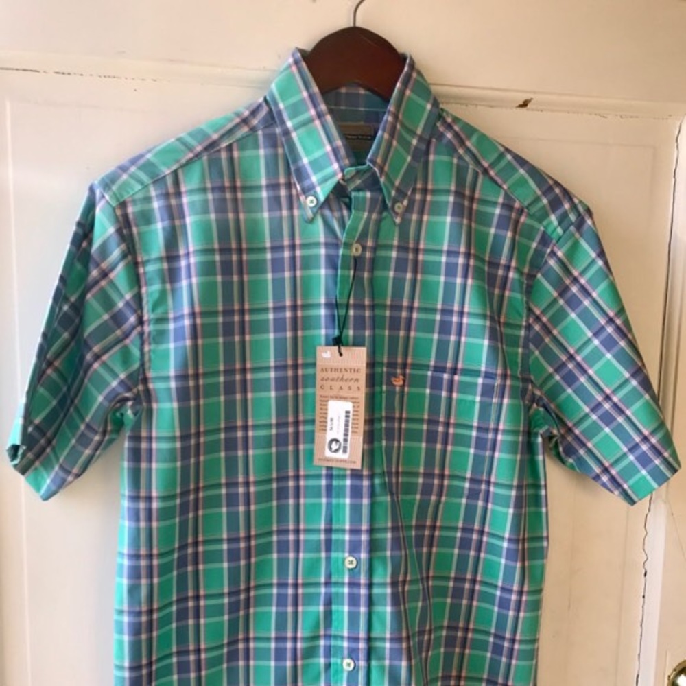 NWT. Short sleeve button down shirt.